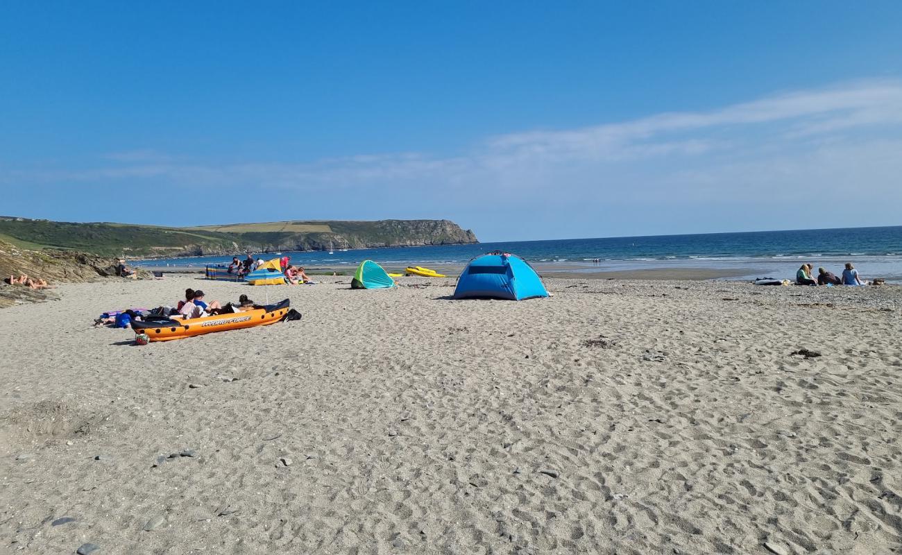 Фото Pendower Beach с светлый песок поверхностью