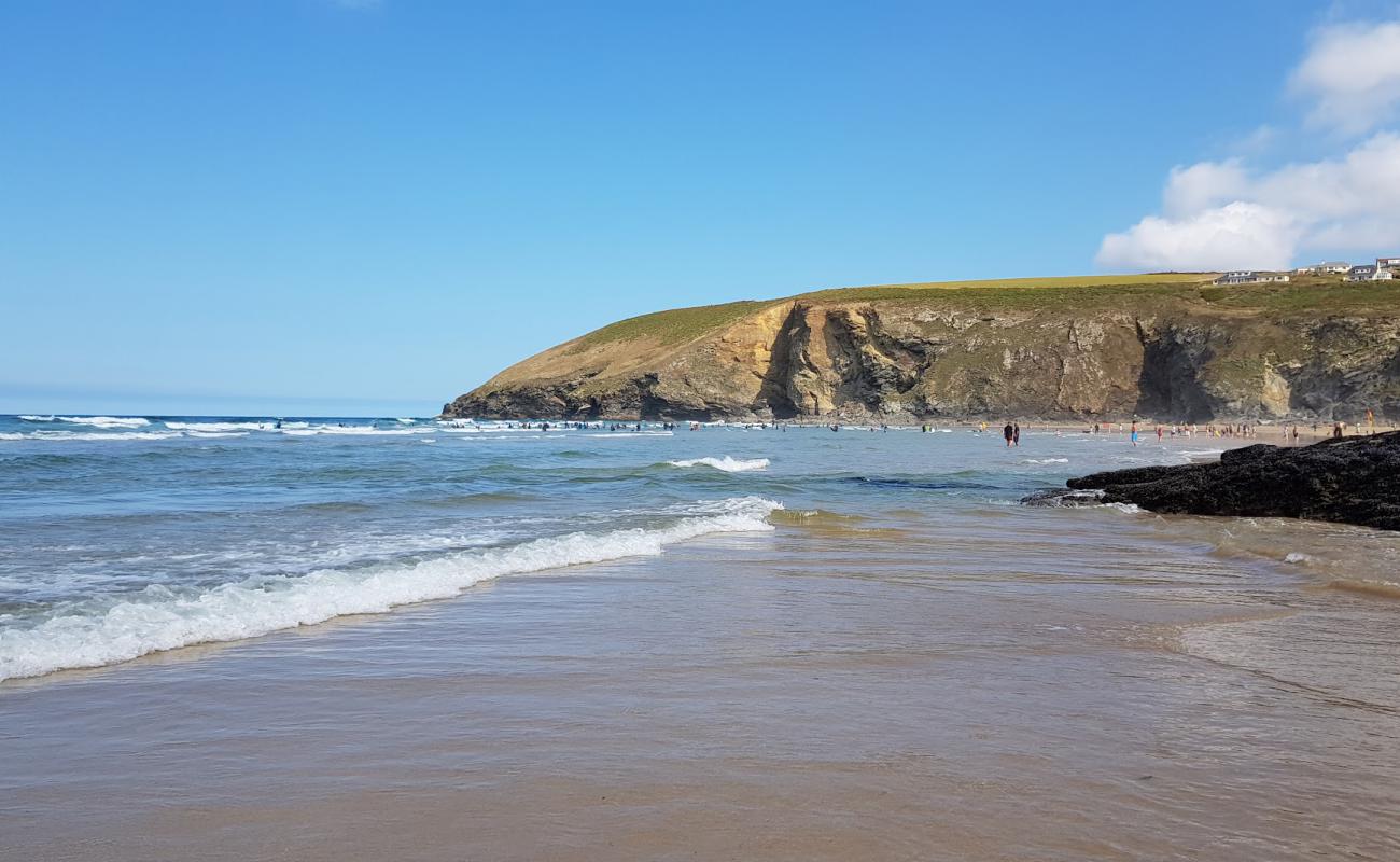 Фото Mawgan Porth Beach с светлый песок поверхностью