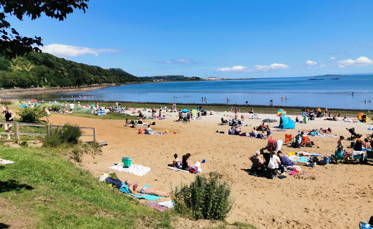 Фото Silver Sands Beach с светлый песок поверхностью