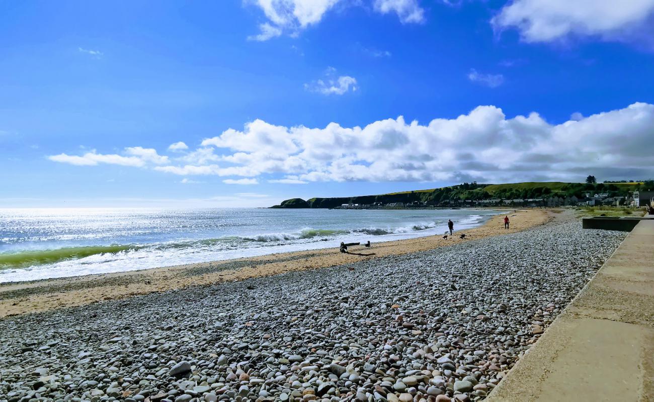 Фото Stonehaven Beach с серая галька поверхностью