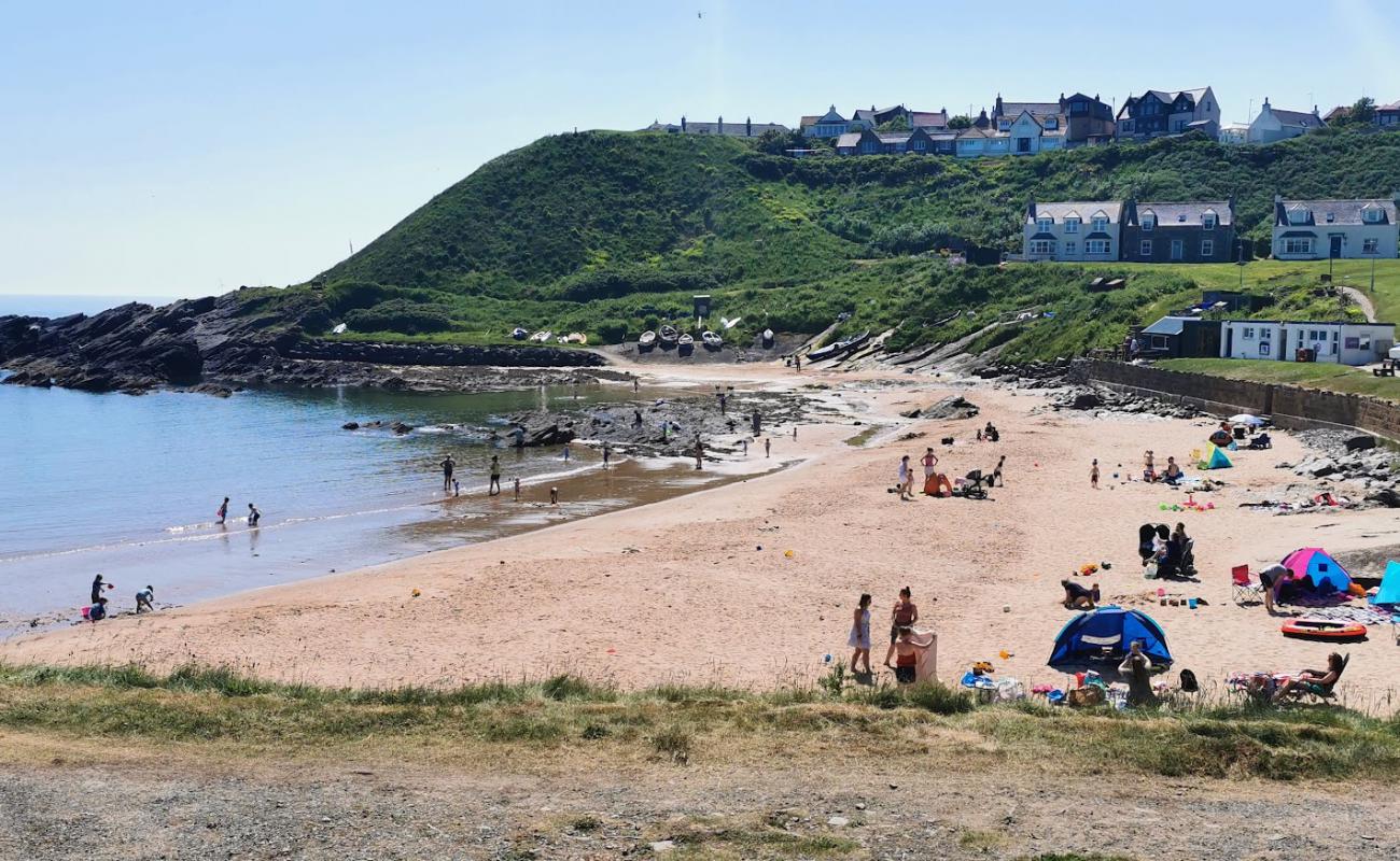 Фото Collieston Beach с светлый песок поверхностью