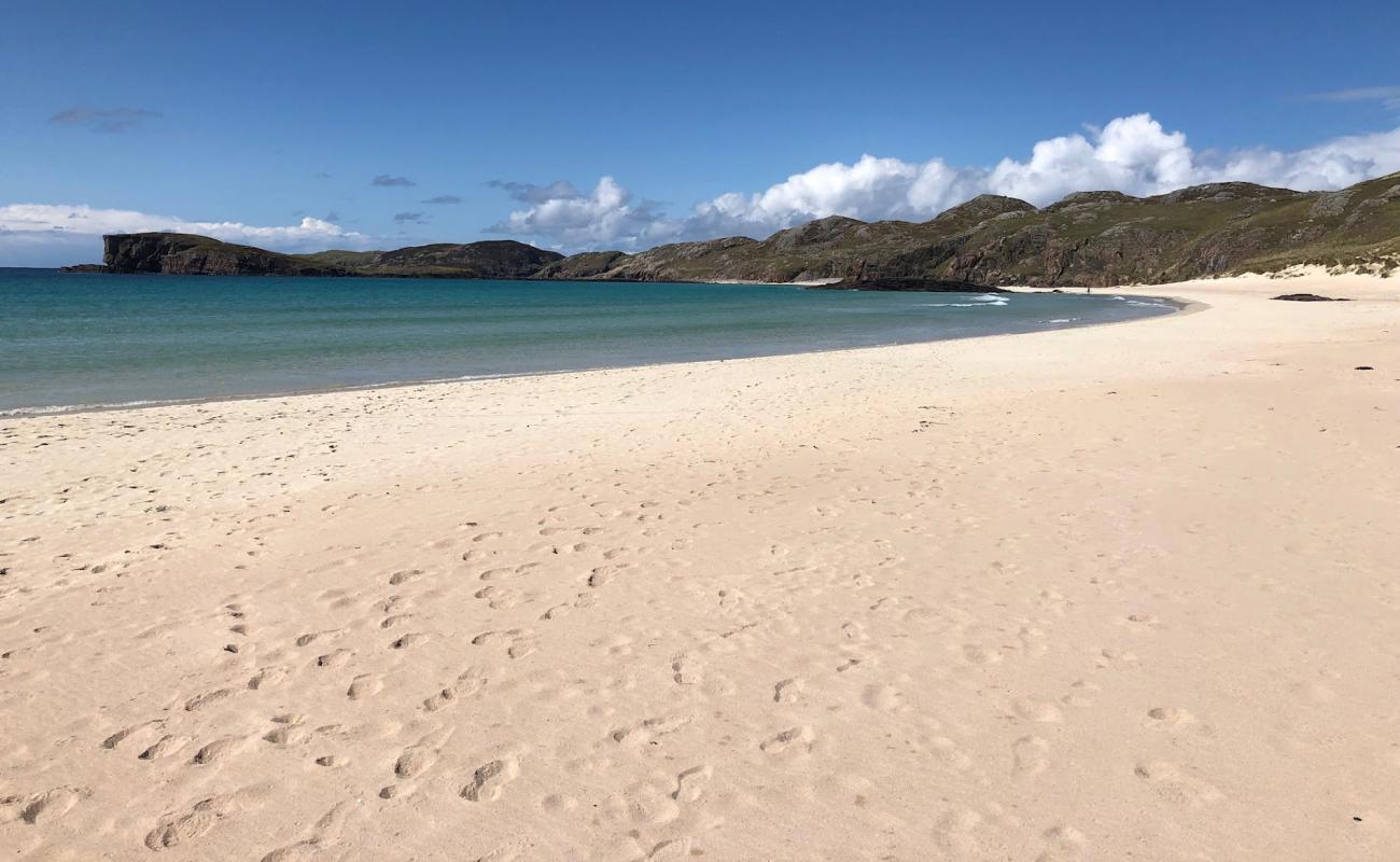 Фото Strathy Beach с светлый песок поверхностью