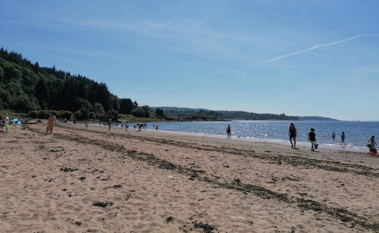 Фото Lunderston Bay Beach с светлый песок поверхностью