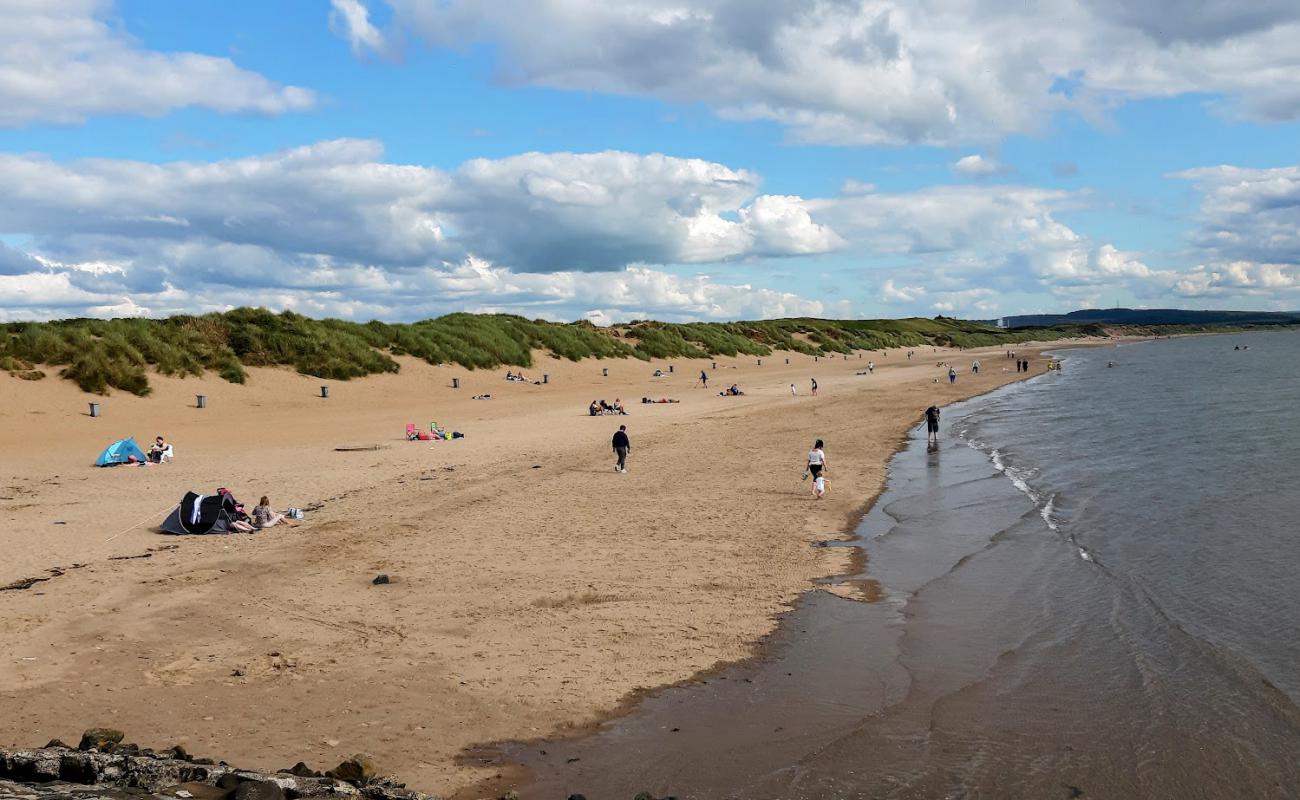 Фото Irvine Beach с светлый песок поверхностью