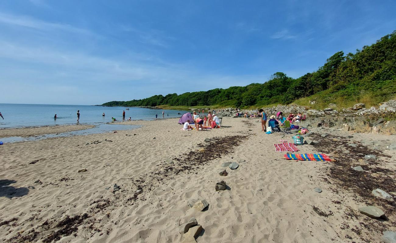 Фото Brighouse Bay Beach с песок с галькой поверхностью