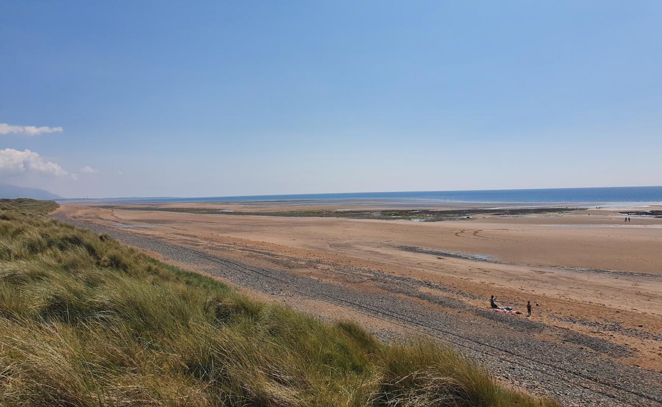 Фото Drigg Sand Dunes & Beach с песок с галькой поверхностью