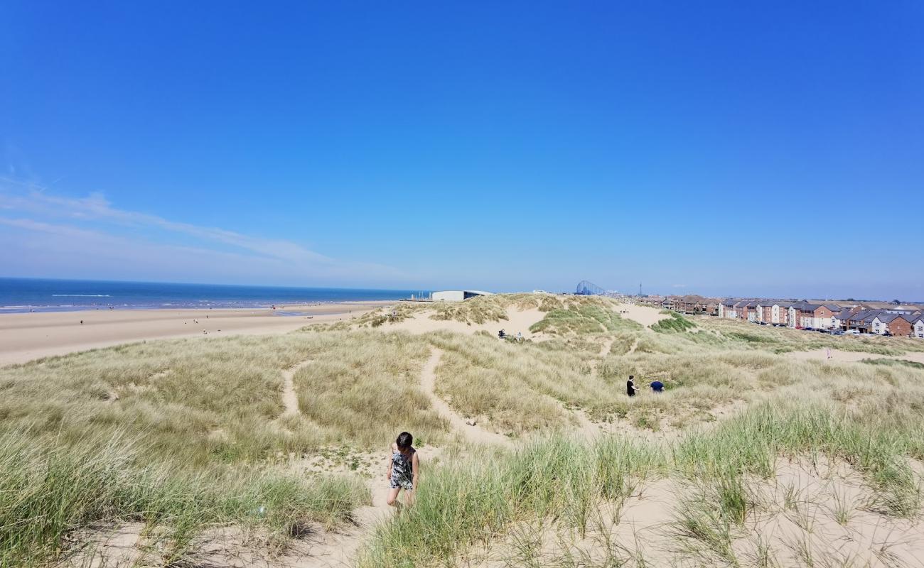 Фото Fylde Sand Dunes Beach с светлый песок поверхностью