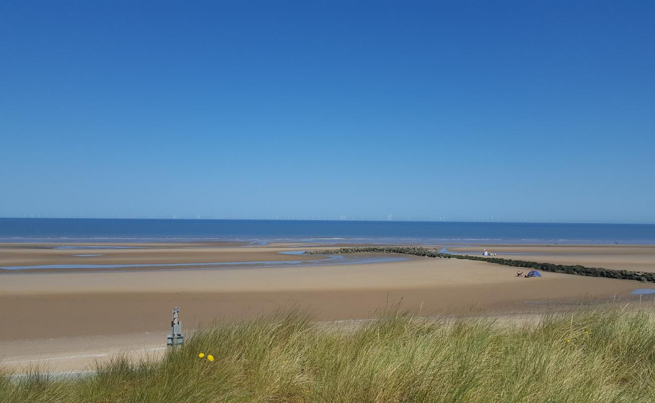 Фото Ffrith Beach с светлый песок поверхностью