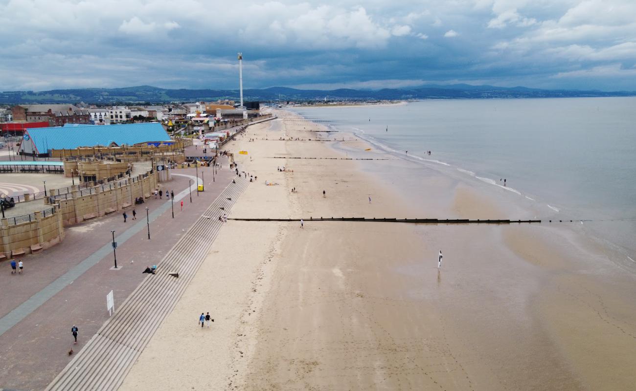 Фото Rhyl Beach с светлый песок поверхностью