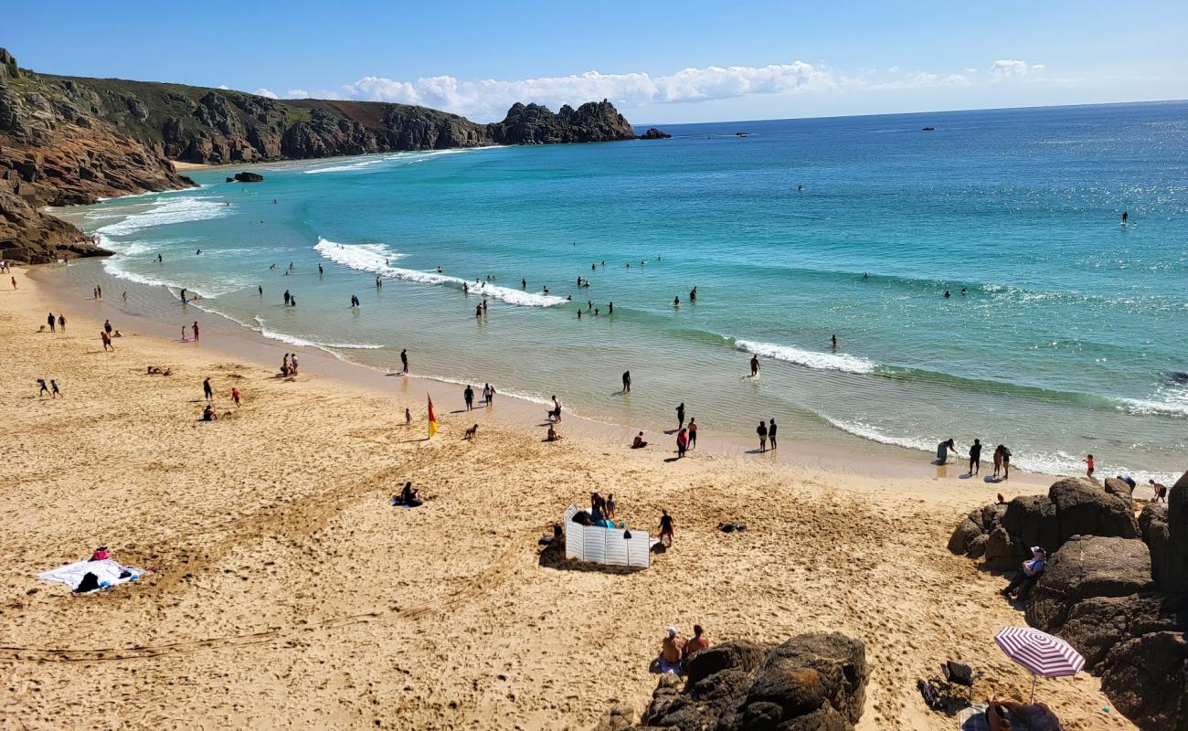 Фото Porthcurno Beach с светлый песок поверхностью