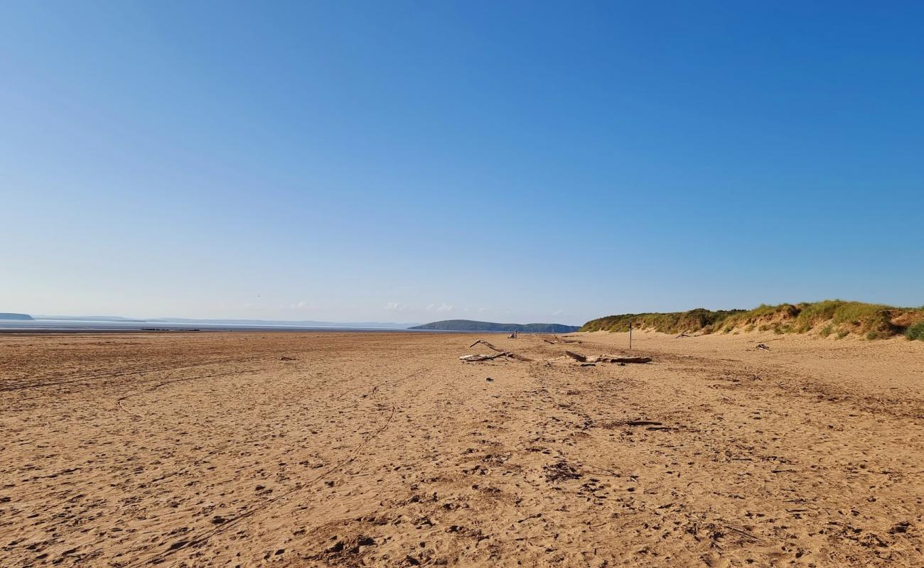 Фото Berrow Beach с светлый песок поверхностью