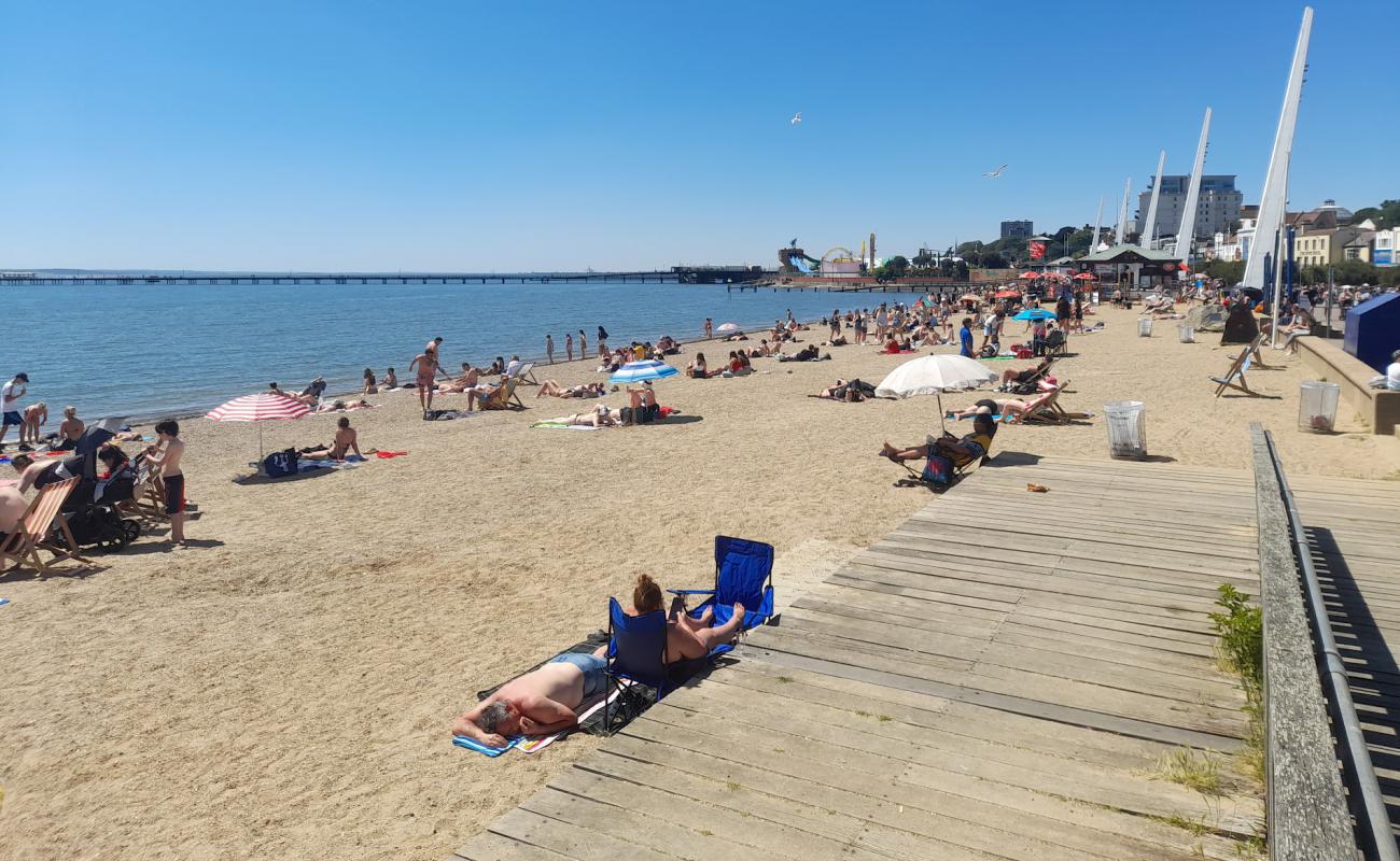 Фото Jubilee Beach с белая чистая галька поверхностью