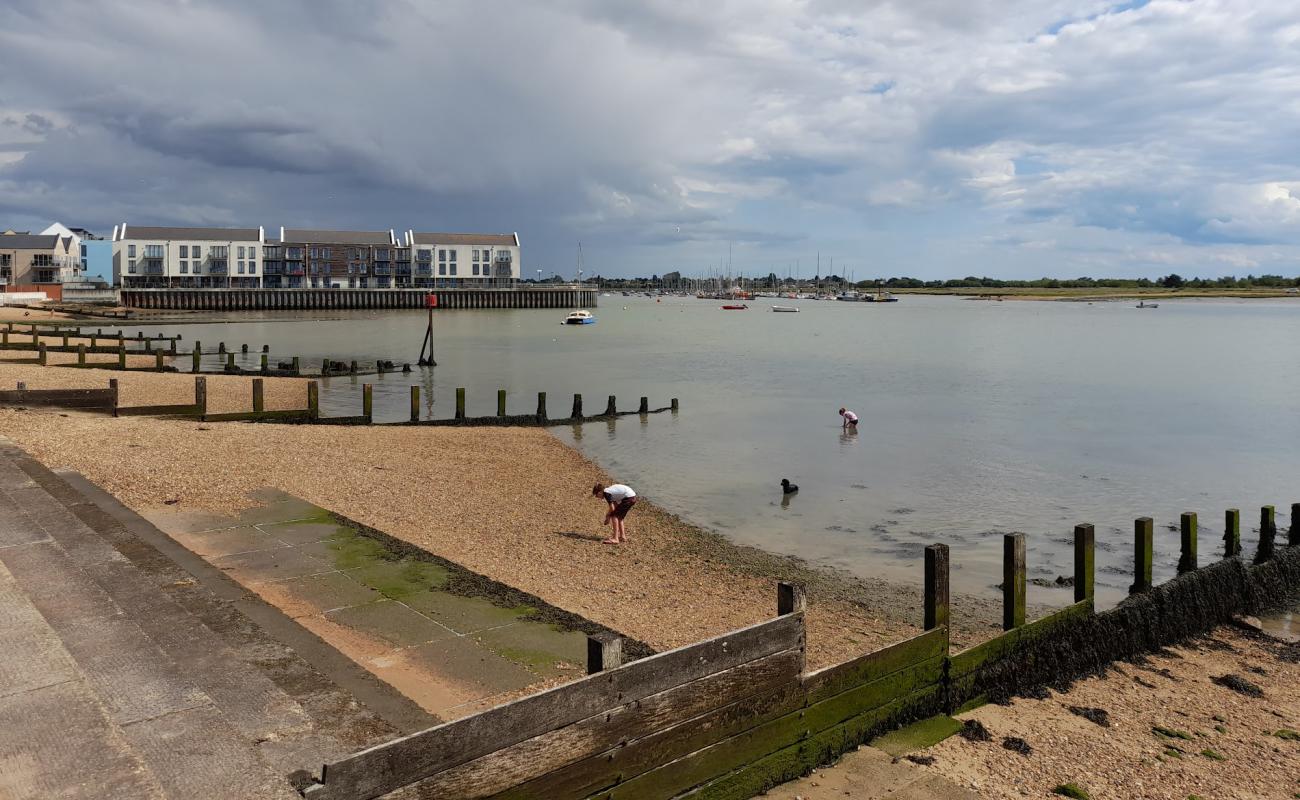 Фото Brightlingsea Beach с белая чистая галька поверхностью