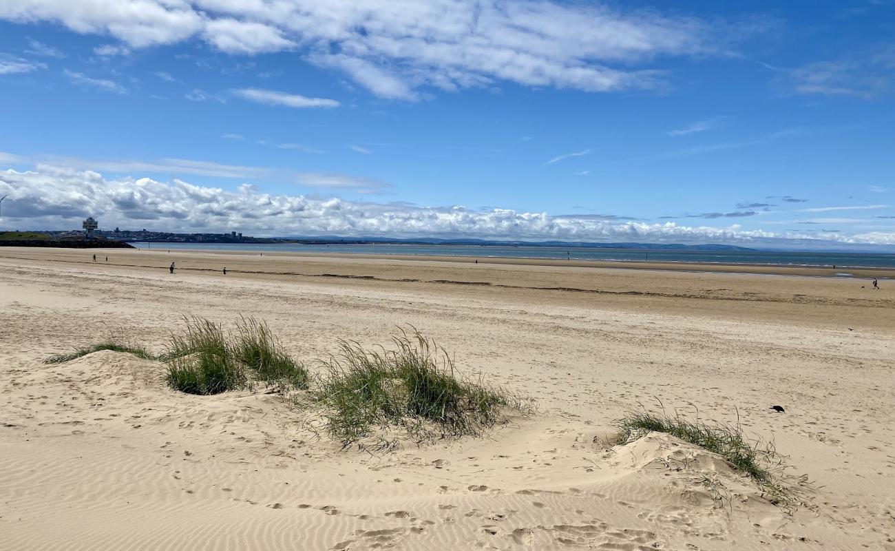 Фото Crosby Beach с светлый песок поверхностью