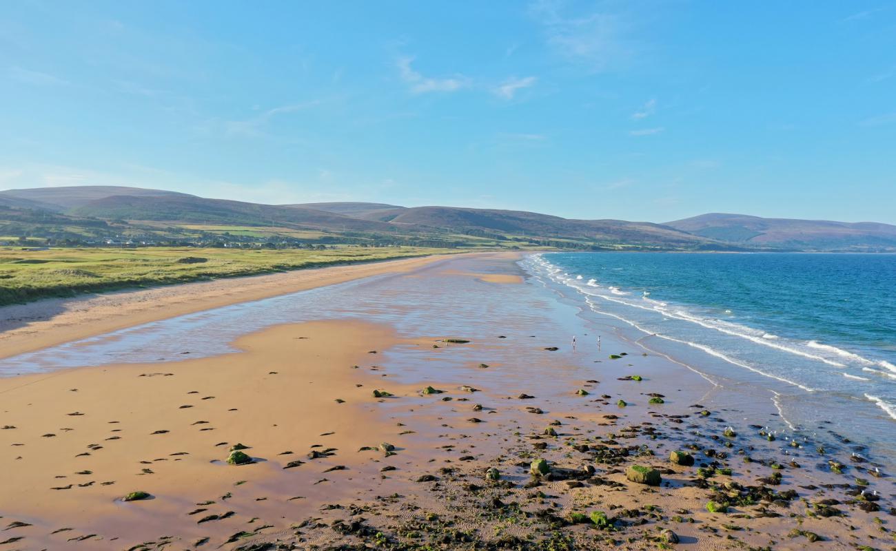 Фото Brora Beach с серый песок поверхностью