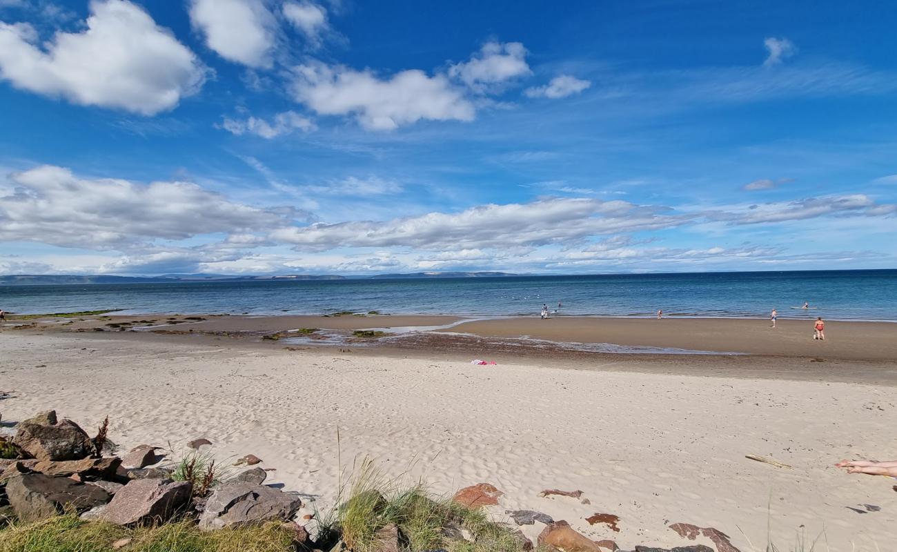 Фото Nairn Beach с светлый песок поверхностью