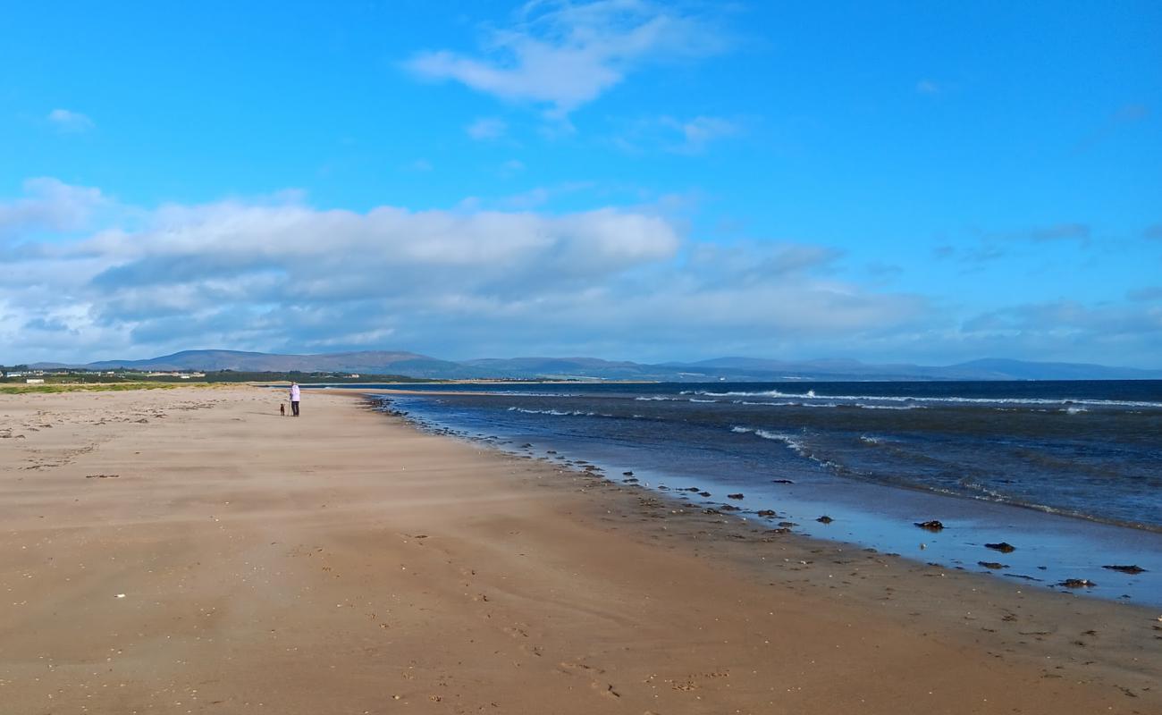 Фото Dornoch Beach с светлый песок поверхностью