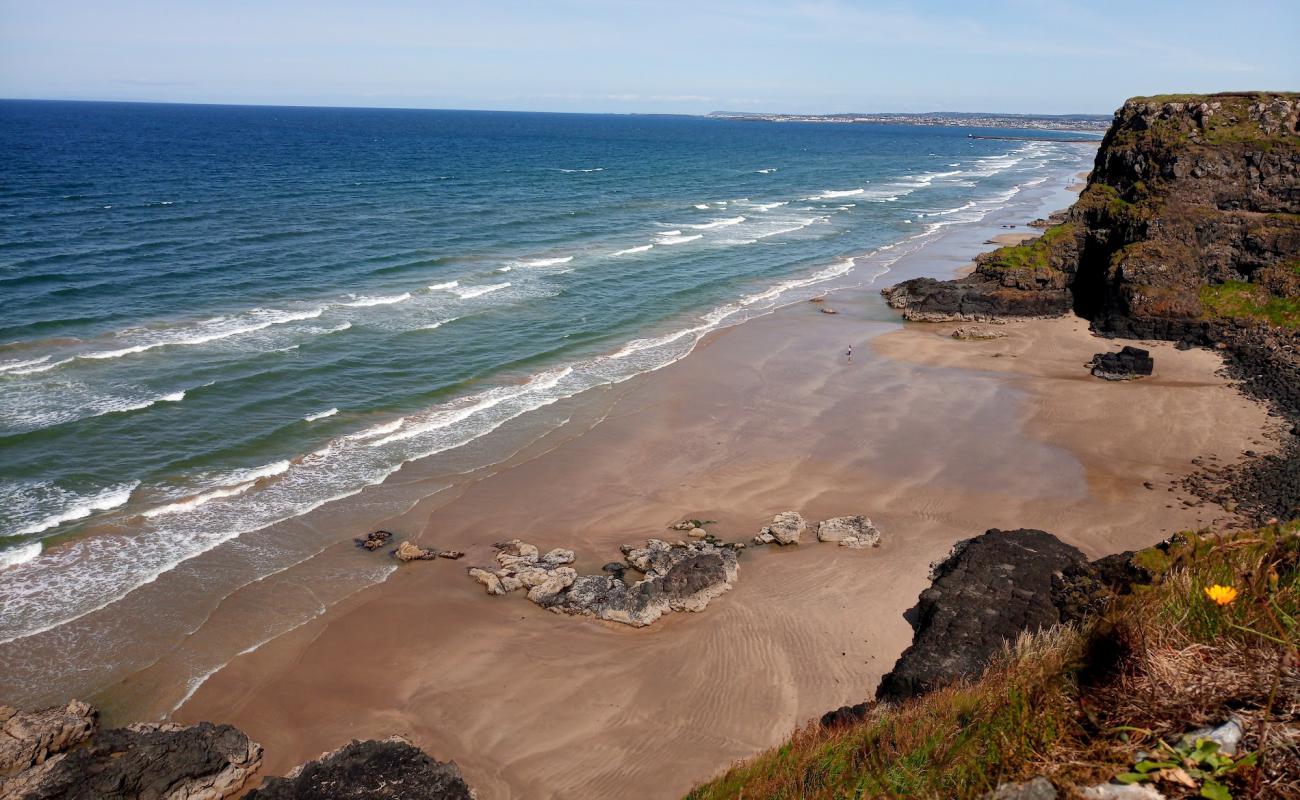 Фото Downhill Beach с золотистый песок поверхностью