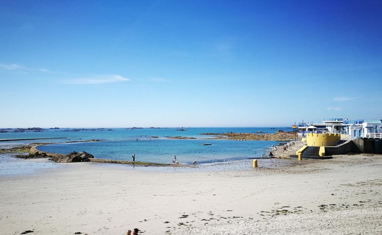 Фото Havre Des Pas Bathing Pool с светлый песок поверхностью