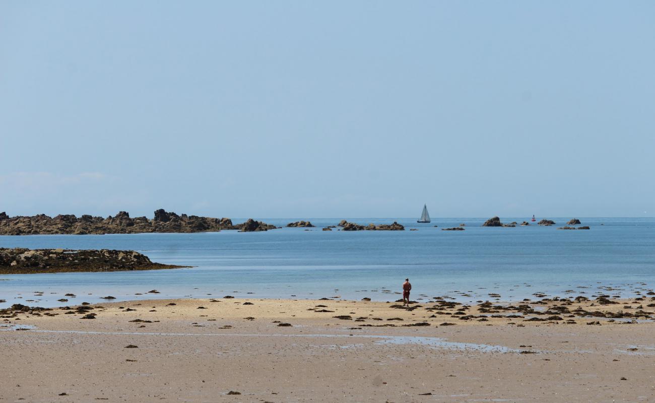 Фото Green Island Beach с светлый песок поверхностью