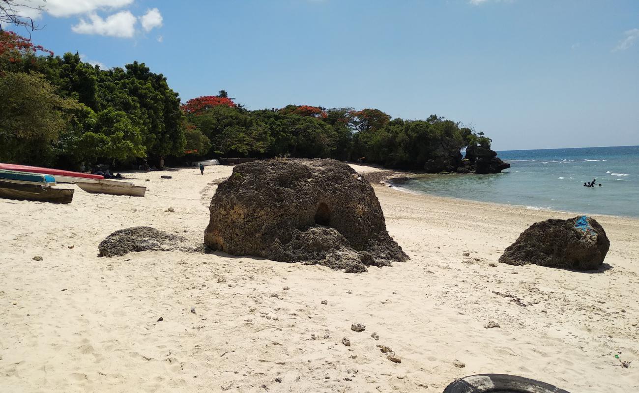 Фото Mangapwani Beach с светлый песок поверхностью