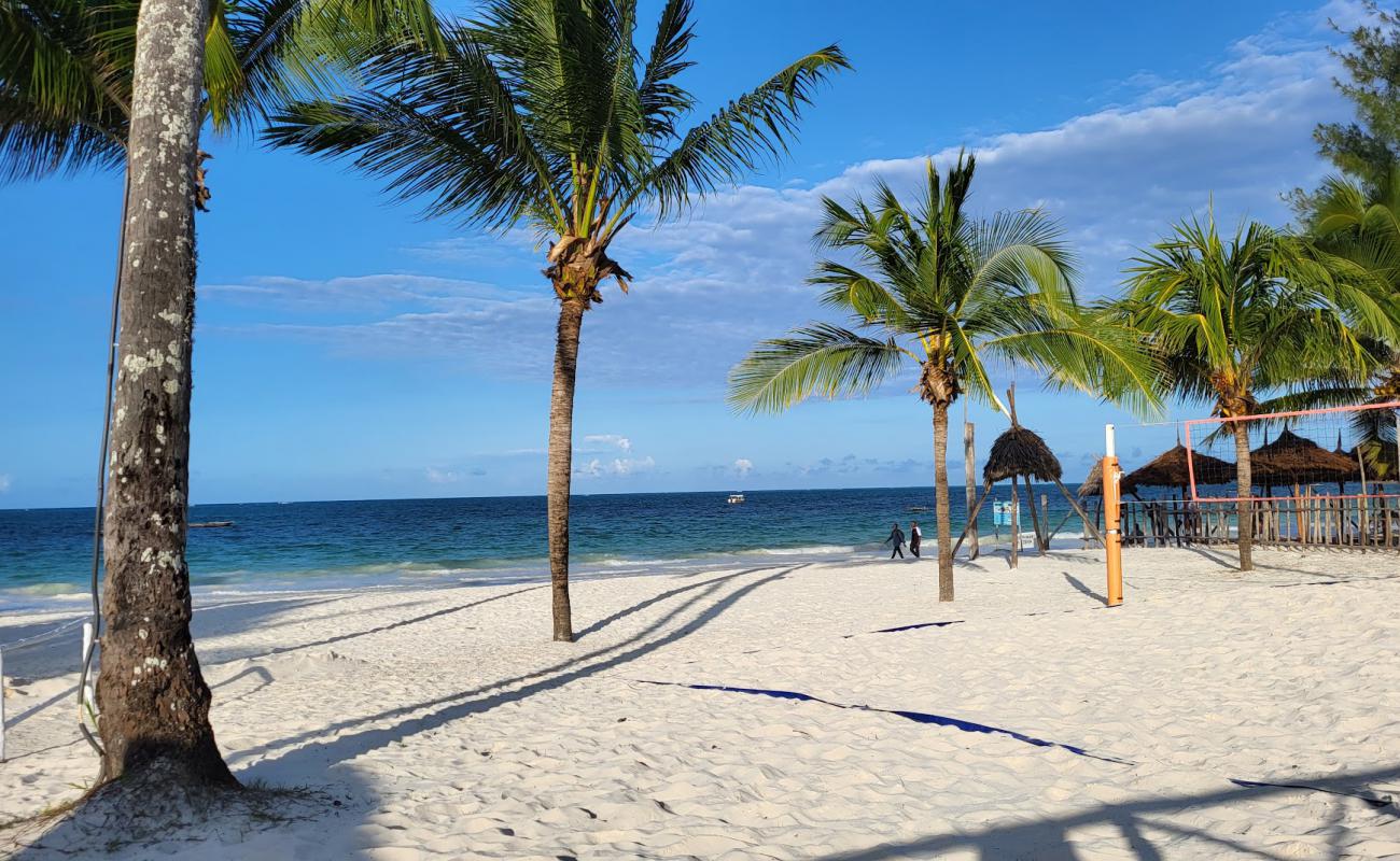 Фото Matemwe Beach с белый чистый песок поверхностью