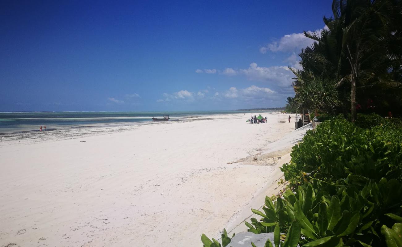 Фото Kilimajuu Beach с белый чистый песок поверхностью