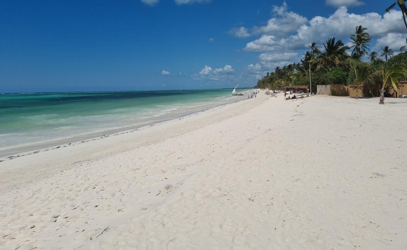 Фото Pwani Mchangani Beach с белый чистый песок поверхностью