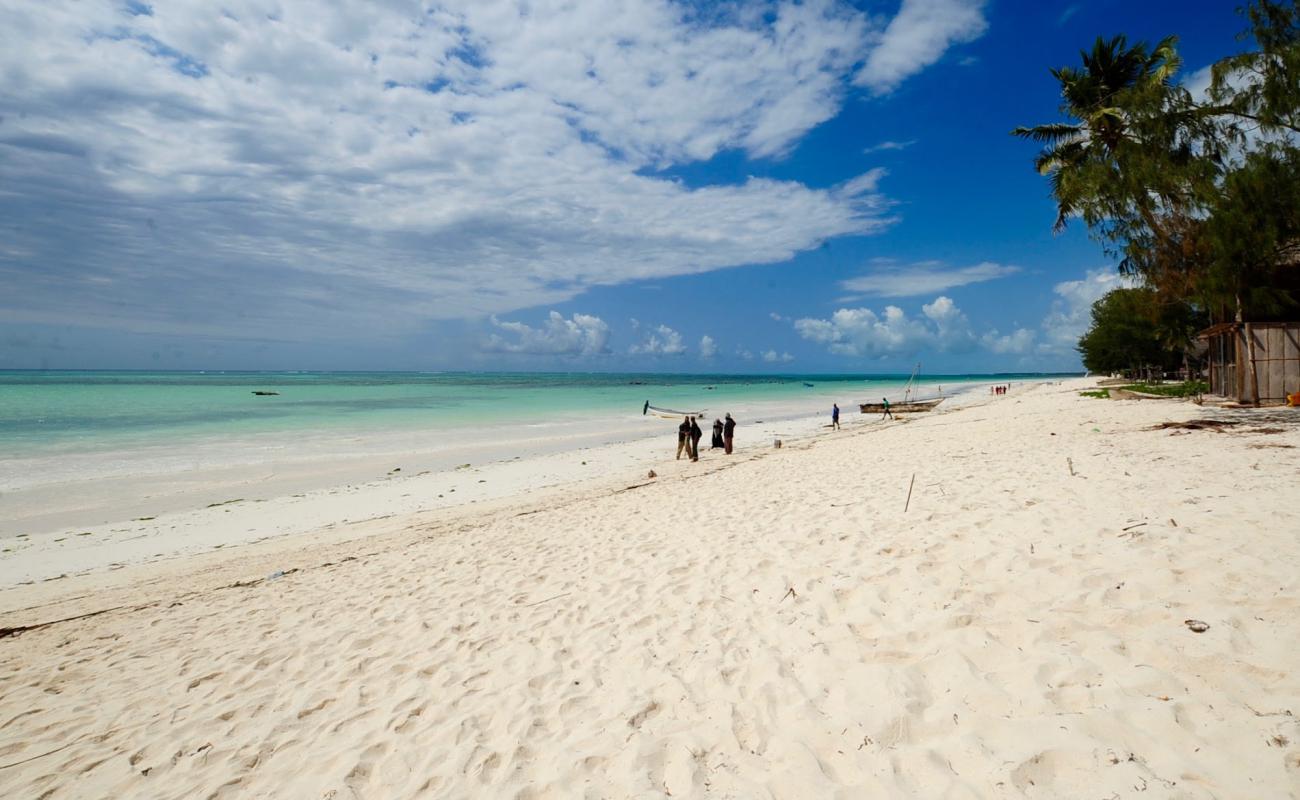 Фото Kairo Beach с белый чистый песок поверхностью