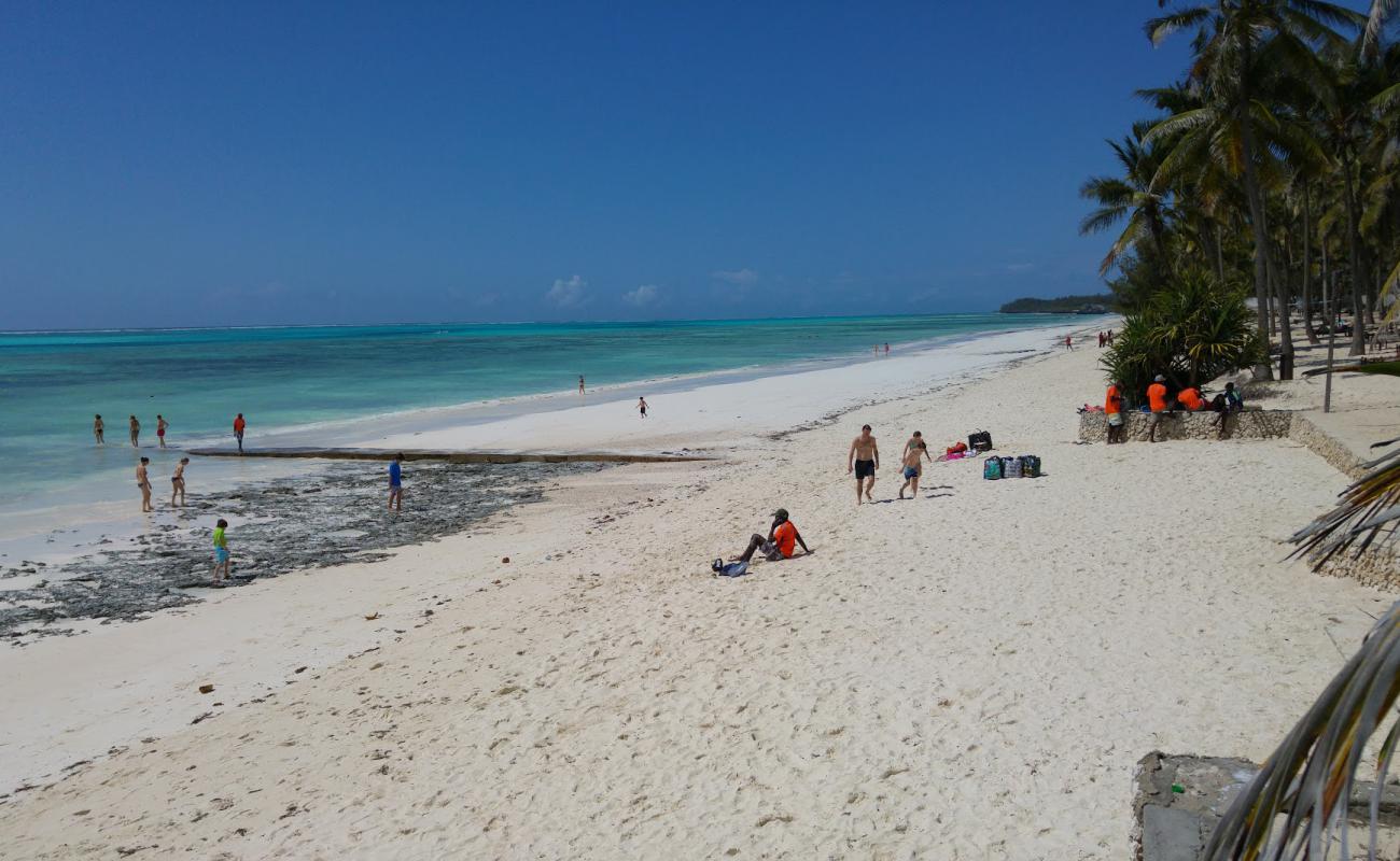 Фото Pingwe Beach с белый чистый песок поверхностью