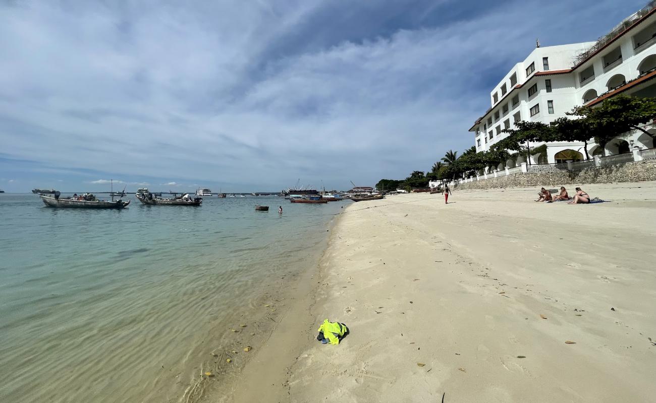 Фото Shangani Public Beach с золотистый песок поверхностью