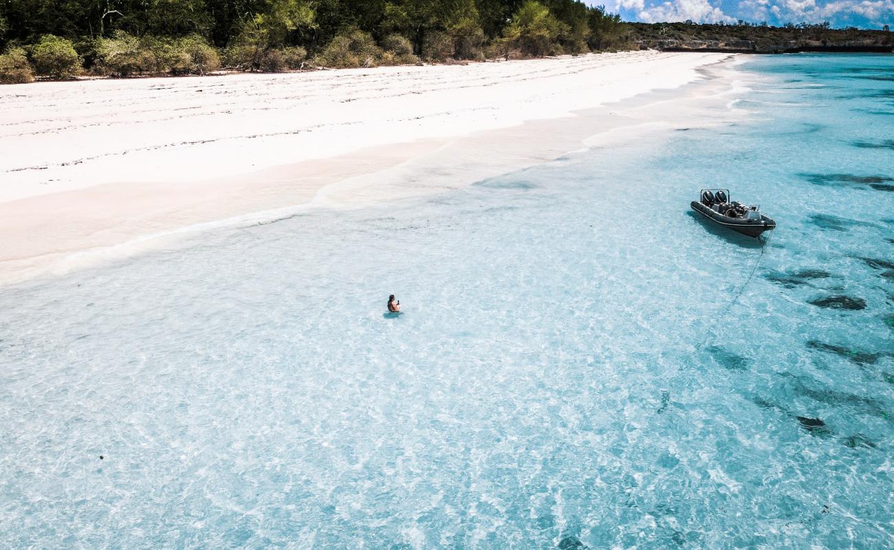 Фото Mbuyuni Beach с белый чистый песок поверхностью