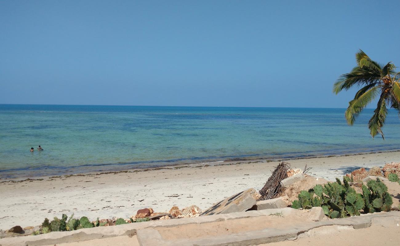 Фото Ndege Beach с светлый песок поверхностью