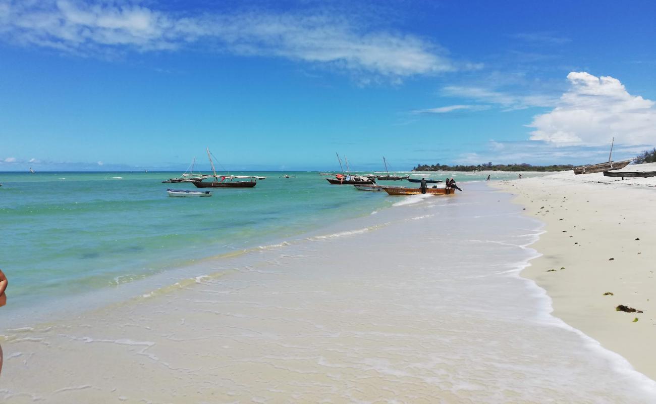 Фото Mahaba Beach с светлый песок поверхностью