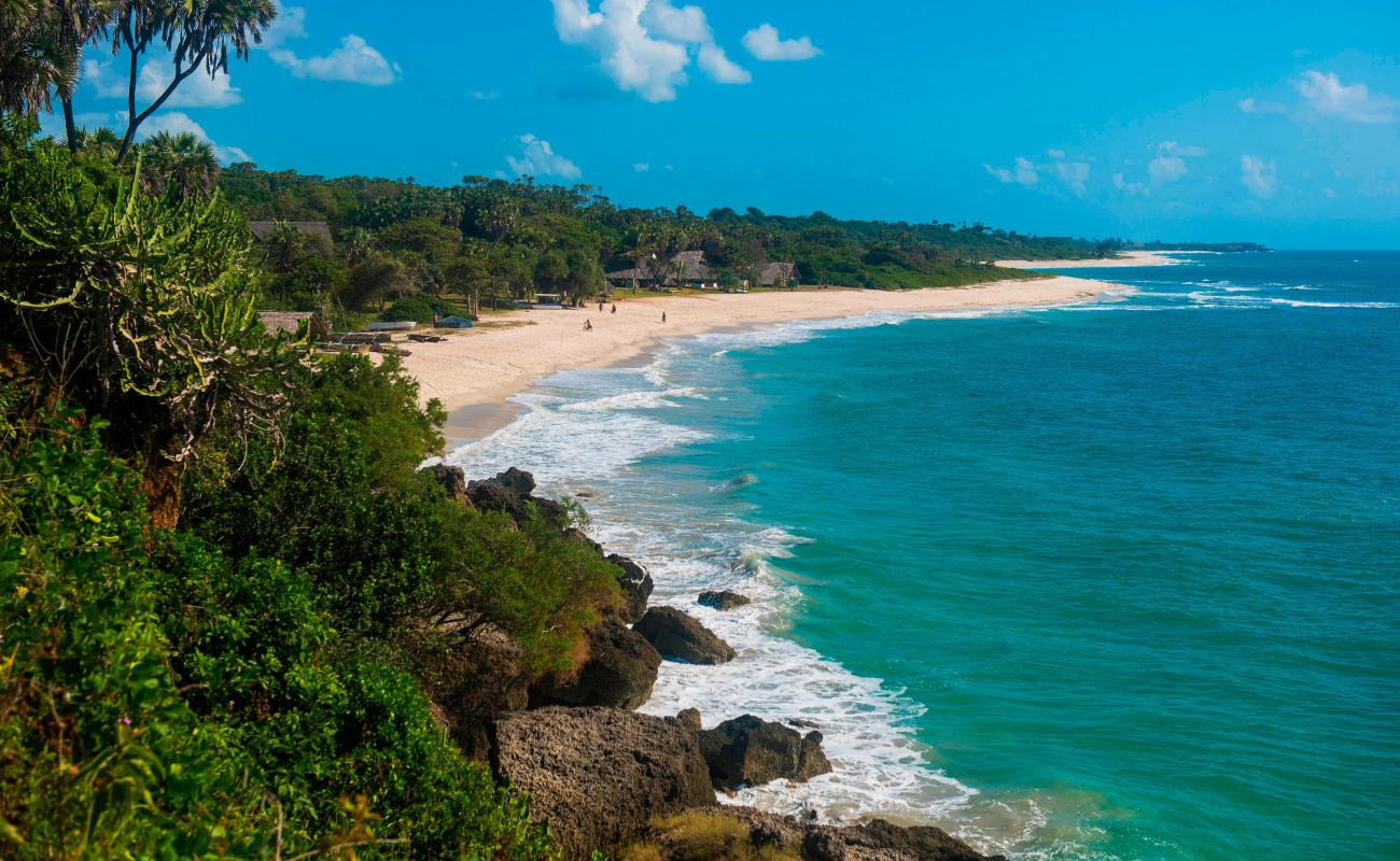 Фото Kutani Beach с светлый песок поверхностью