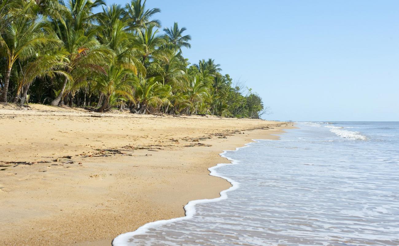 Фото Kambini Beach с светлый песок поверхностью