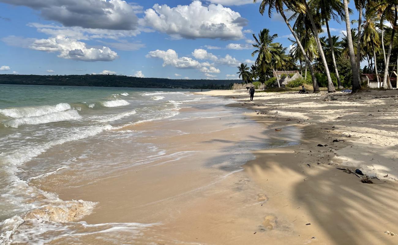 Фото Ngande Coco Beach с светлый песок поверхностью