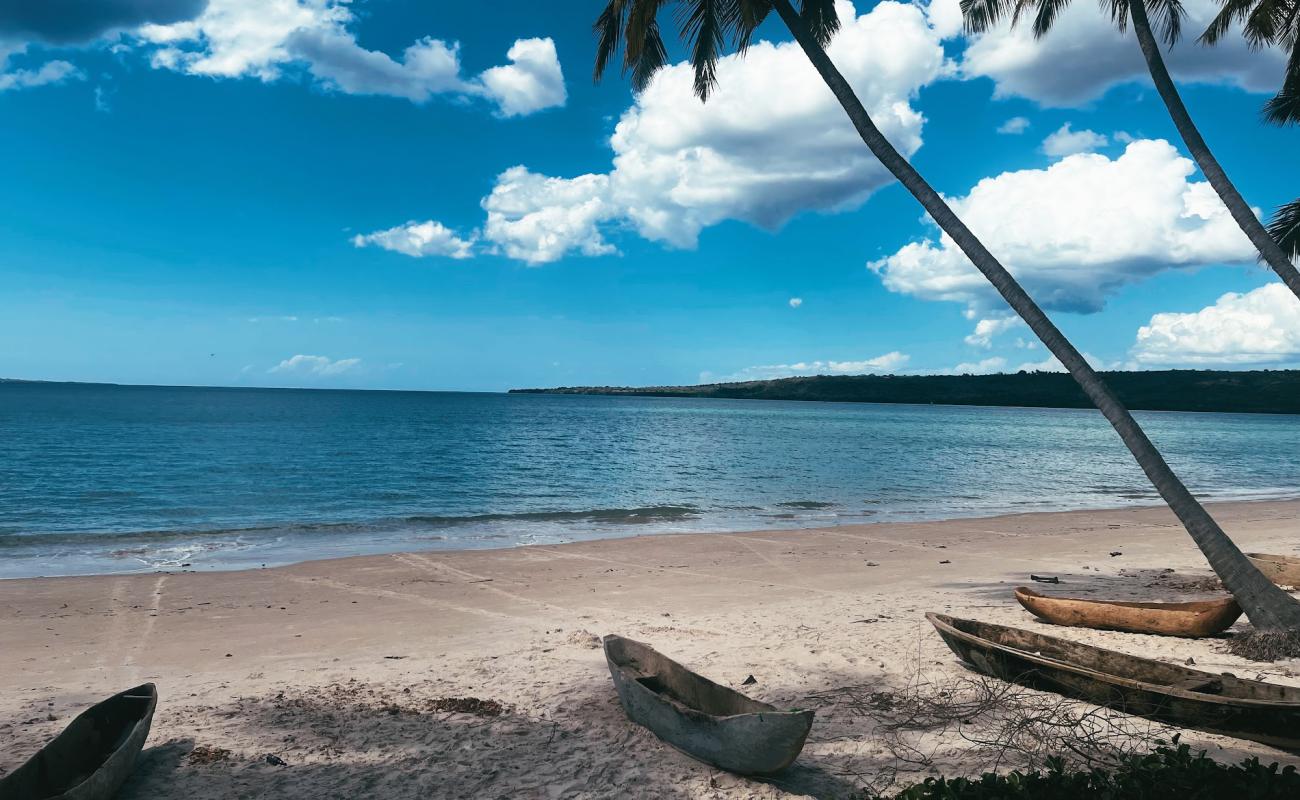 Фото Lindi Beach с светлый песок поверхностью