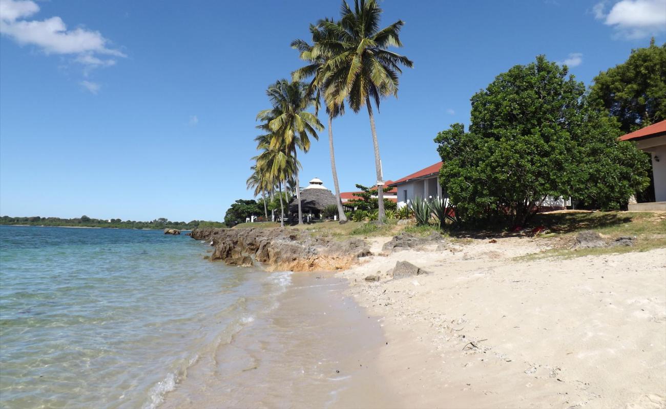 Фото Shangani Beach с светлый песок поверхностью