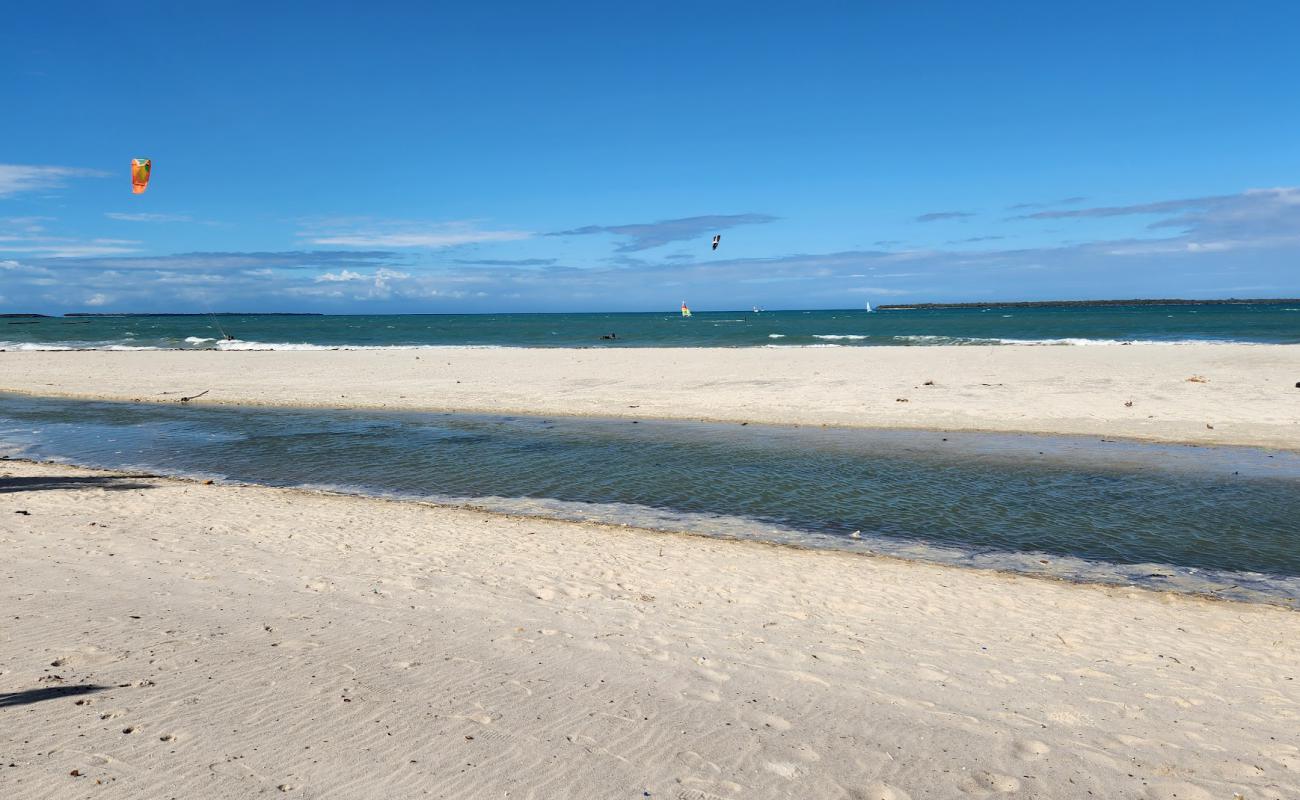 Фото Mbezi Beach с светлый песок поверхностью