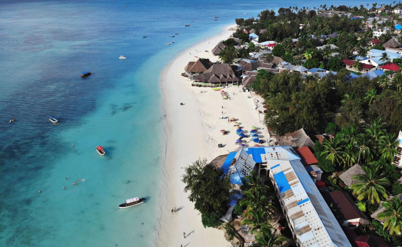 Фото Nungwi Beach с белый чистый песок поверхностью