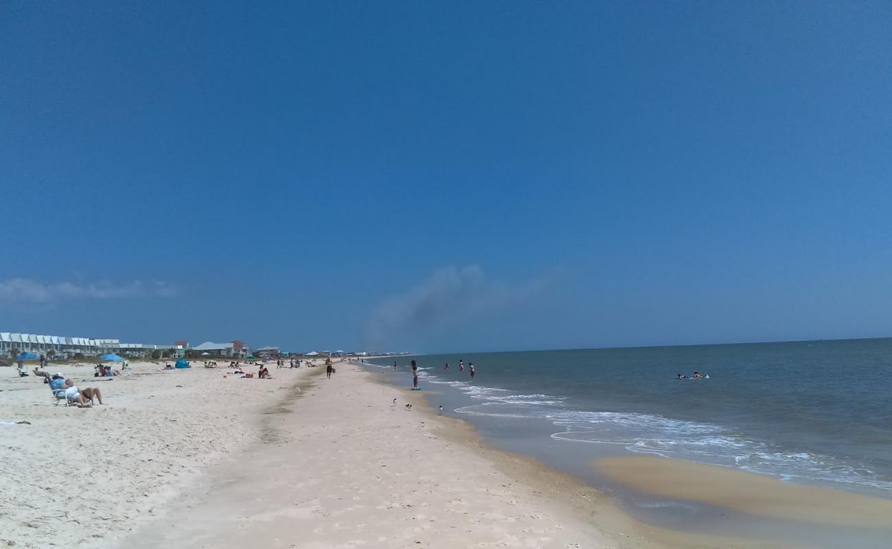 Фото St. George Lighthouse Beach с белый песок поверхностью