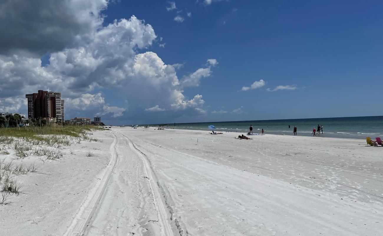 Фото Redington Shores Beach с белый песок поверхностью