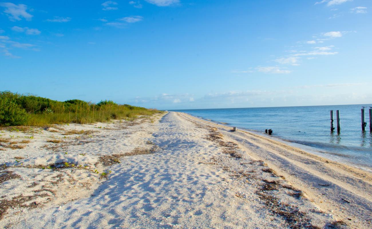 Фото East Cape beach с светлый песок поверхностью