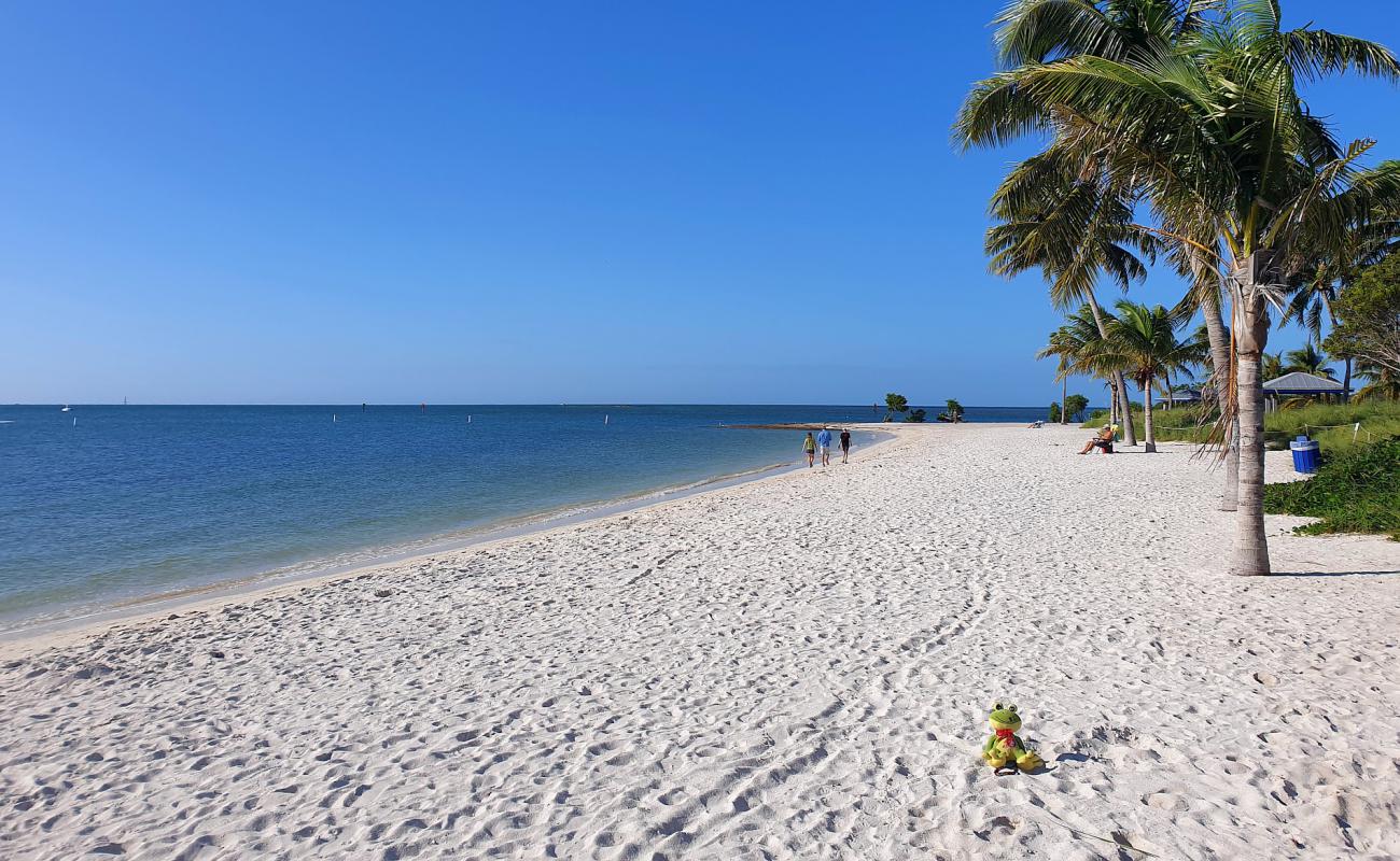 Фото Sombrero beach с светлый песок поверхностью