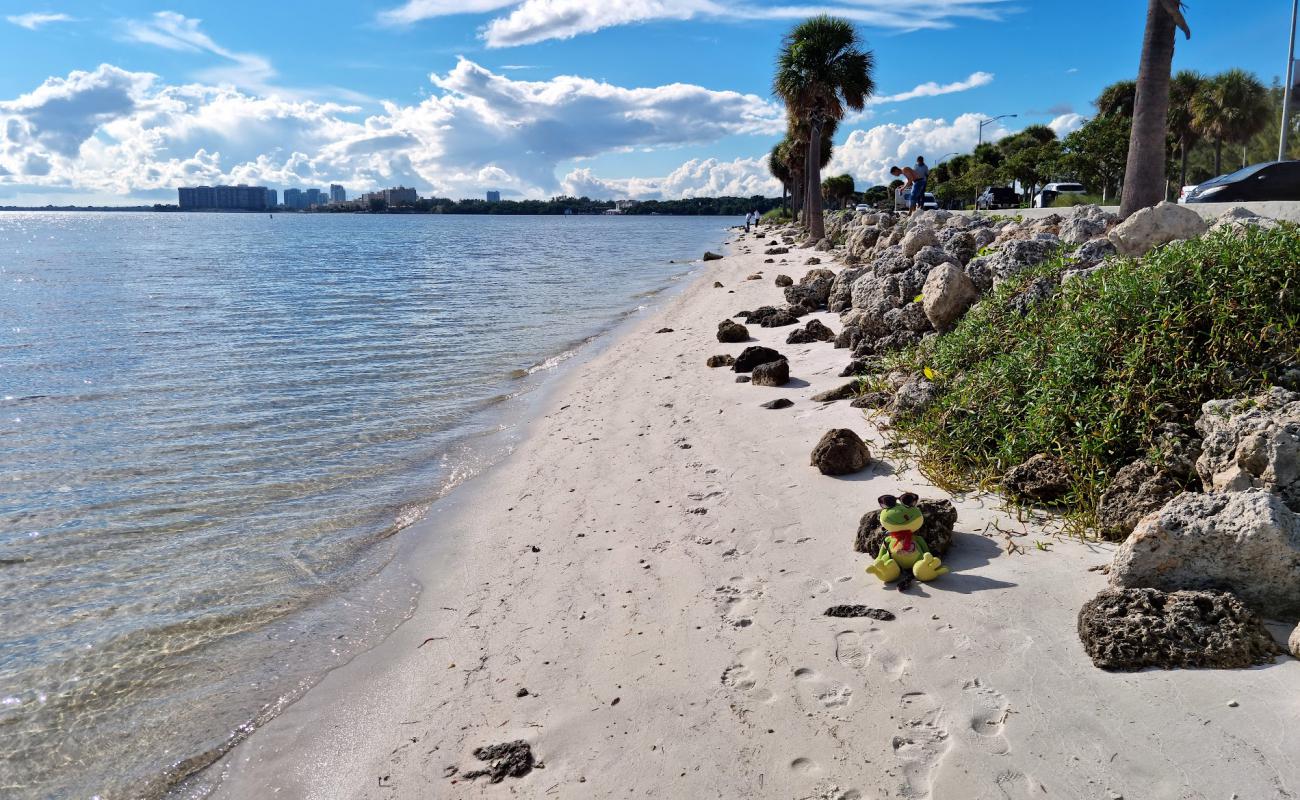 Фото Hobie Island beach с светлый песок поверхностью