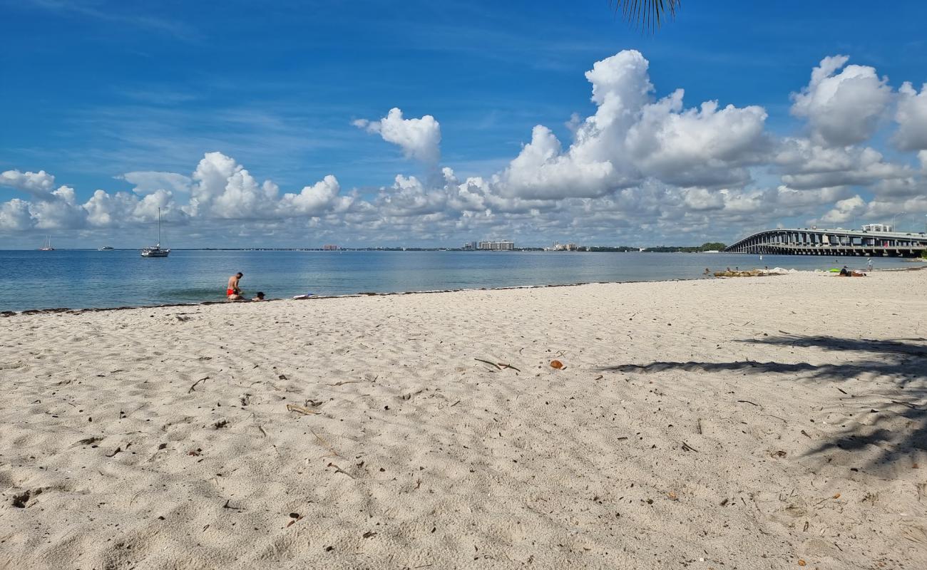 Фото Virginia Key beach с светлый песок поверхностью