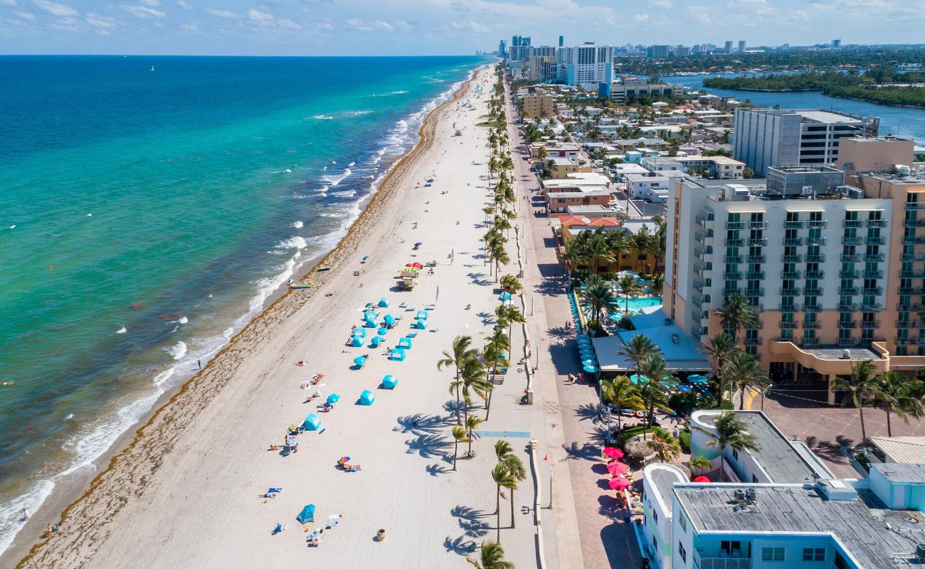 Фото Hollywood beach с светлый песок поверхностью