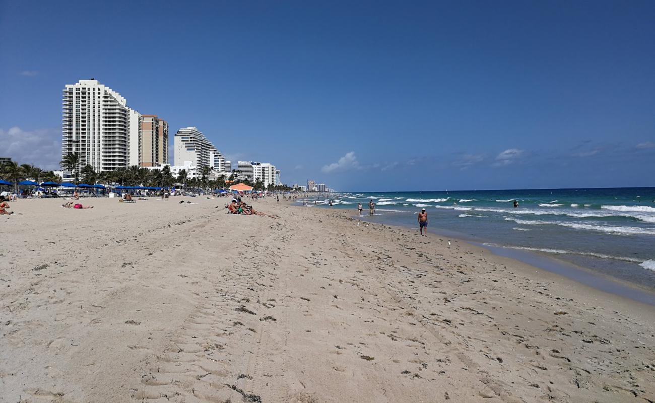 Фото Las Olas beach с светлый песок поверхностью