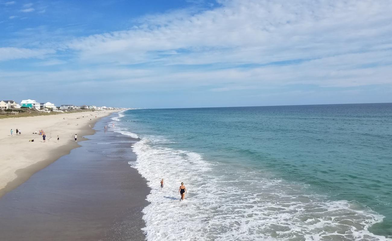 Фото Emerald Isle beach с светлый песок поверхностью